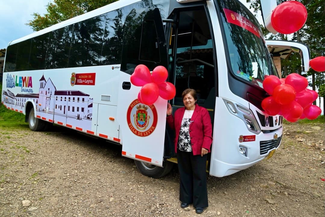 Administración Municipal entrega nuevo bus escolar en el marco de los 454 años de Villa de Leyva